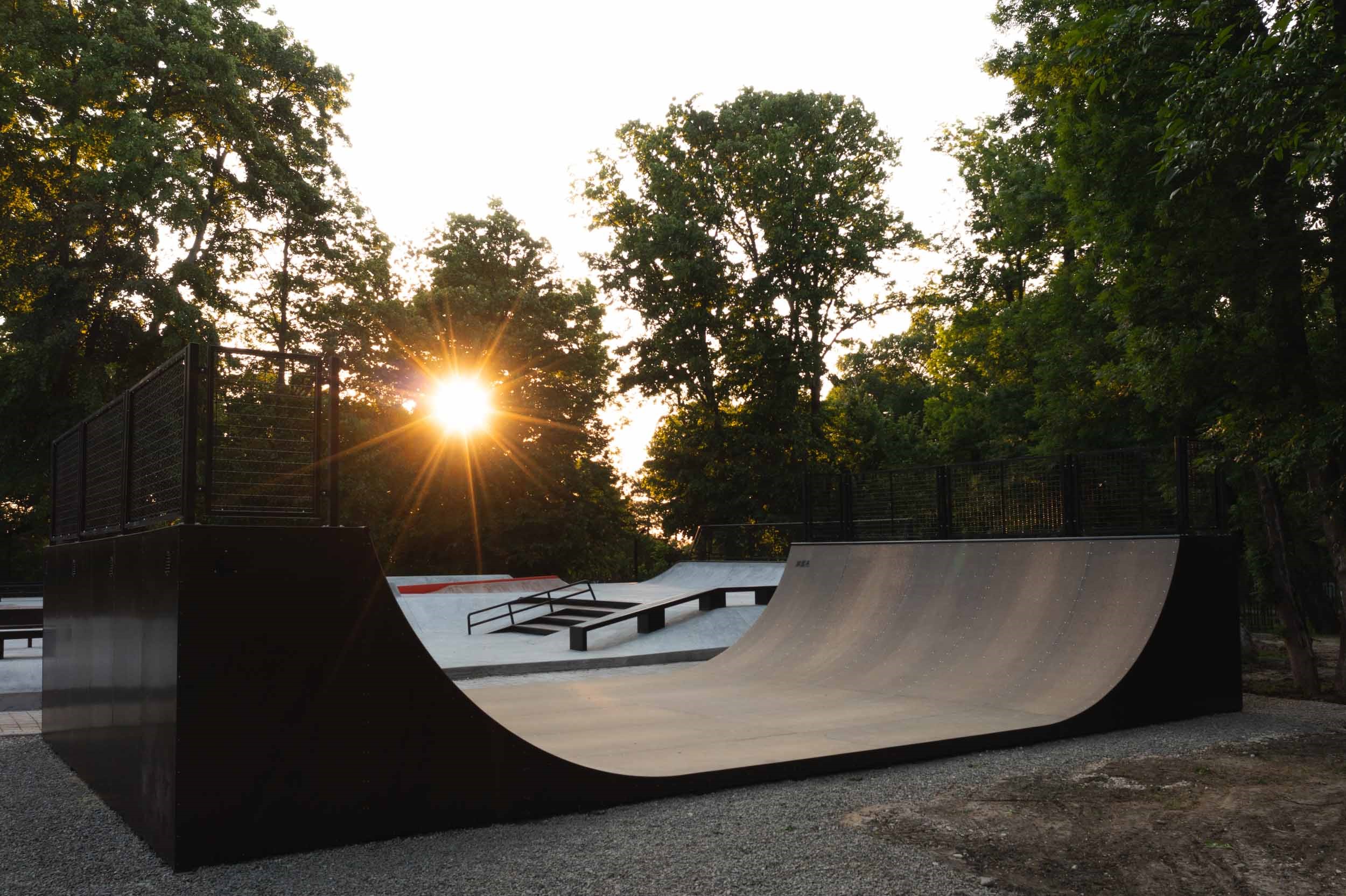 HPL не выделяет токсичных веществ и соответствует строгим требованиям по эксплуатационной безопасности, что особенно важно в медицине, образовании и местах массового присутствия людей.